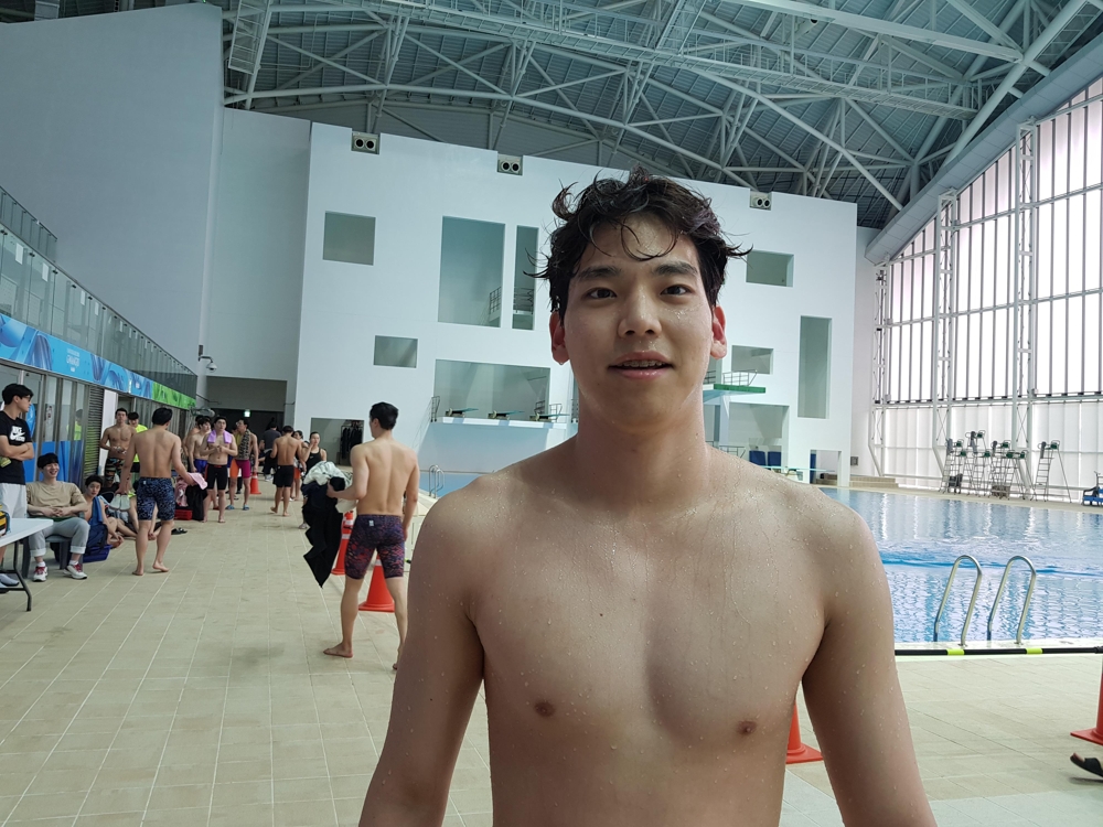 (광주=연합뉴스) 이주호가 29일 광주 남부대 시립국제수영장에서 열린 2018 국제대회 수영 국가대표 선발대회 남자 배영 100m 결승에서 54초17의 한국신기록으로 1위를 차지한 뒤 포즈를 취했다. 2018.4.29hosu1@yna.co.kr(끝)