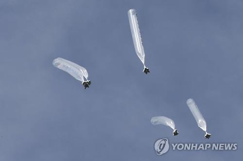 탈북단체들이 살포한 대북 전단 풍선