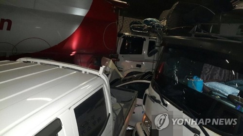 사고차량으로 뒤엉킨 터널 내부
