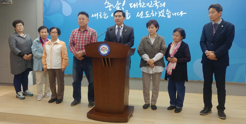 무소속 출마 선언하는 김용필 예비후보(왼쪽 다섯 번째)