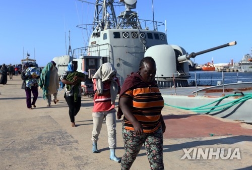 작년 11월 리비아 해안경비대에 의해 지중해에서 구조된 뒤 다시 리비아의 난민캠프로 이송되고 있는 불법 난민들 [신화=연합뉴스] 
