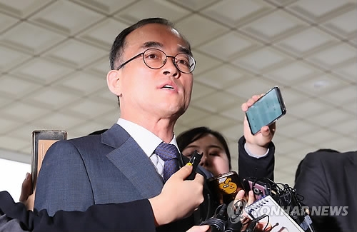문무일, 곤혹스런 출근길