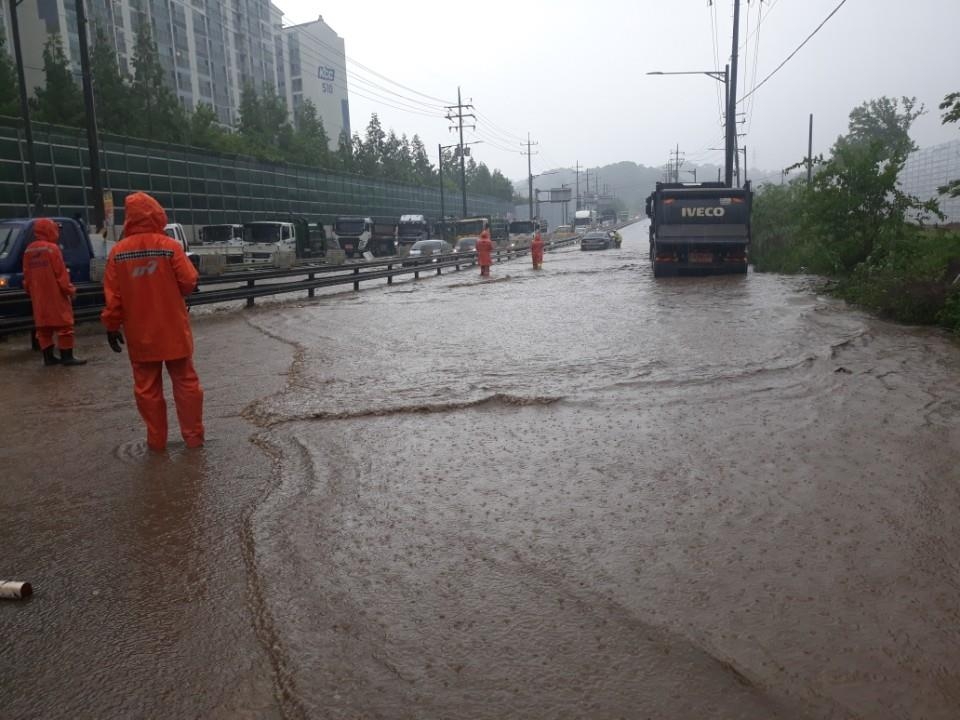 물에 잠긴 인천 서구 수도권매립지 도로