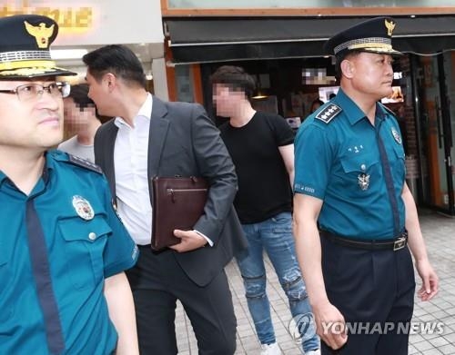 발걸음 돌리는 이철성 경찰청장