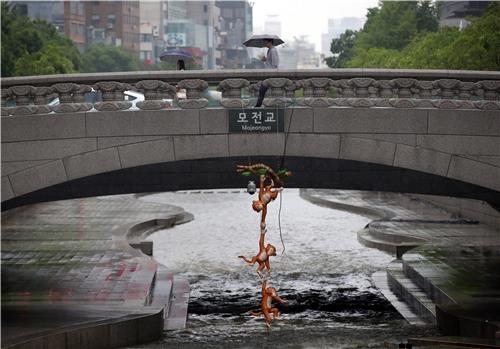 청계천 모전교에 원숭이 인형이 매달려 있습니다. /박동주