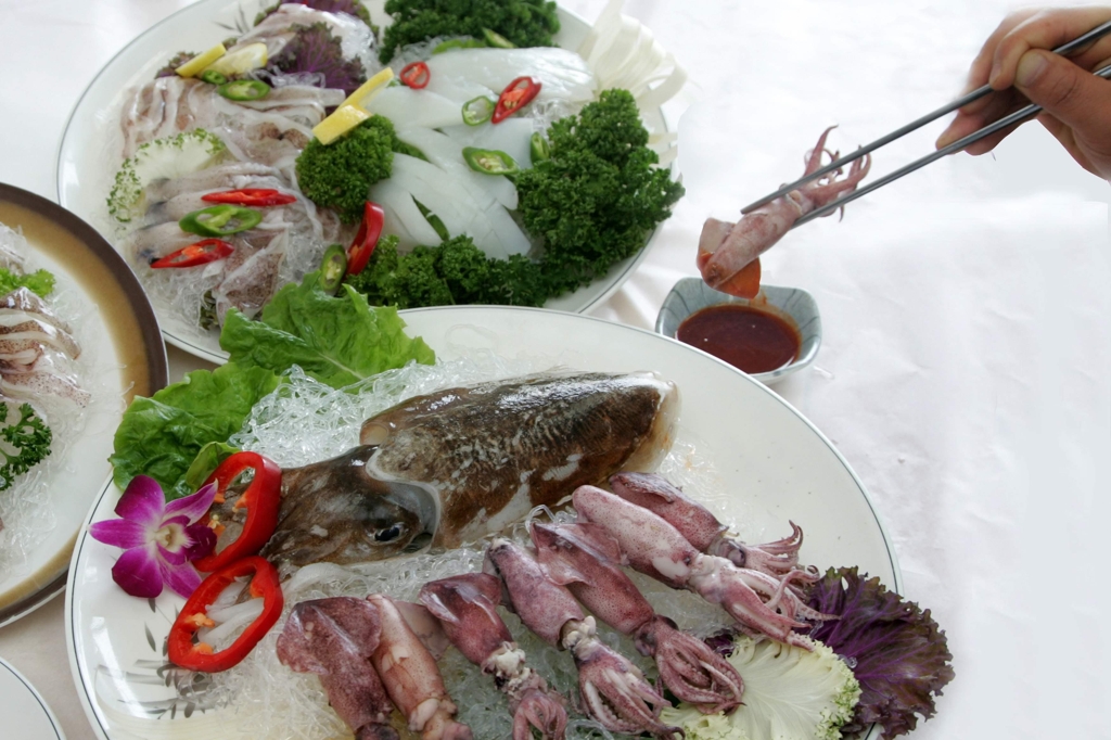 식탁에 올려진 갑오징어와 꼴뚜기