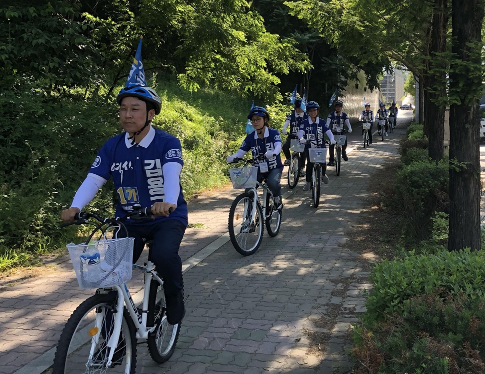 "렌트비 2천만원 방송차보다 낫네"…자전거 유세단 뜬다 - 1