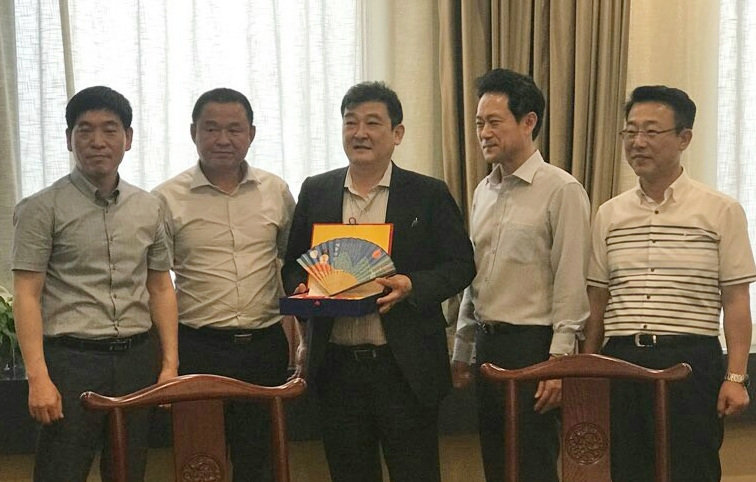 더블스타 차이융썬 회장(가운데)과 면담하는 금호타이어 노사