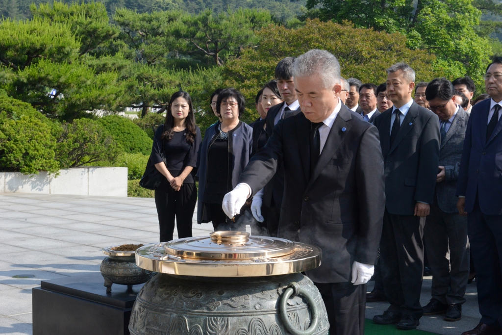 5일 현충원 참배한 박종환 한국자유총연맹 총재