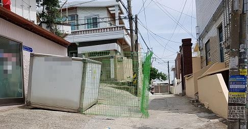 골목길에 컨테이너 펜스 설치