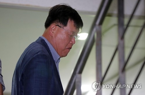 (서울=연합뉴스) 김인철 기자 = '노조와해 의혹' 활동에 관여한 혐의를 받는 박상범 삼성전자서비스 전 대표가 지난달 31일 오전 서초구 서울중앙지방법원에서 영장실질심사에 출석하기 위해 법정으로 향하고 있다. 2018.5.31