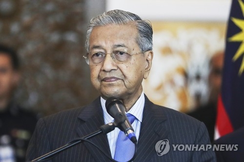 기자회견 하는 마하맛 모하티를 말레이시아 총리