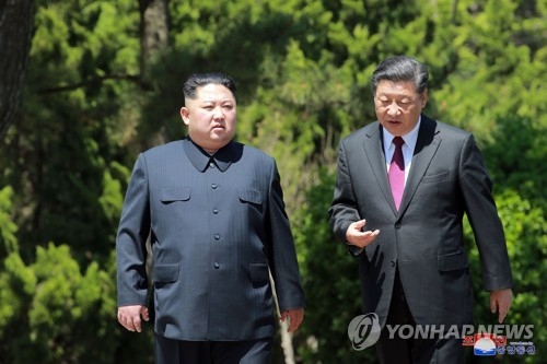 산책하는 김정은과 시진핑