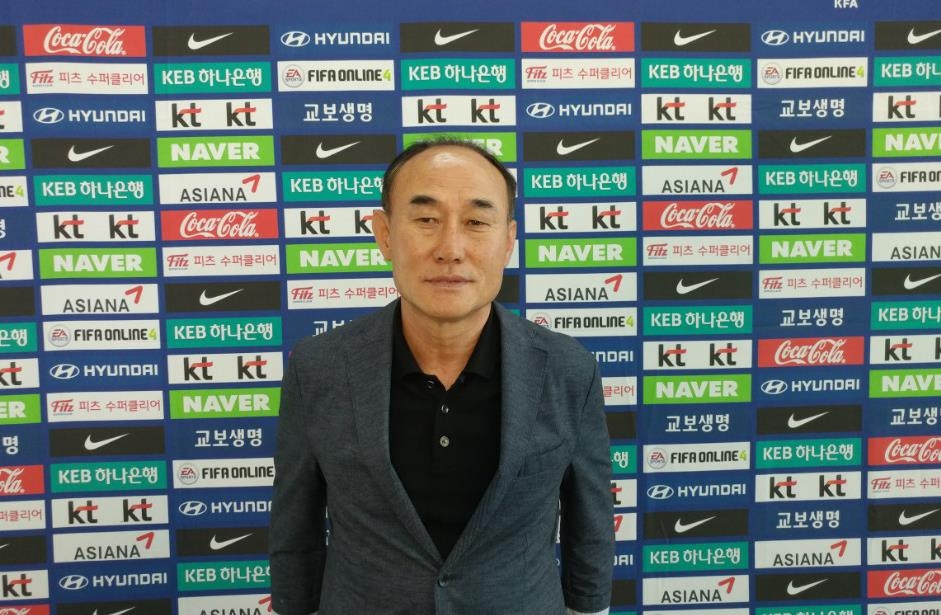 (영종도=연합뉴스) 이영호 기자 = 인도네시아 자카르타 전지훈련을 떠나는김학범 U-23 축구 대표팀 감독이 12일 인천공항에서 취재진과 인터뷰를 하고 있다.