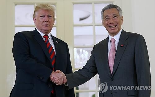 도널드 트럼프 미국 대통령과 악수하는 리셴룽 싱가포르 총리
