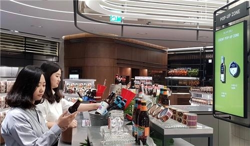 CJ올리브마켓 IFC몰점에서 소비자가 제품을 둘러보는 모습