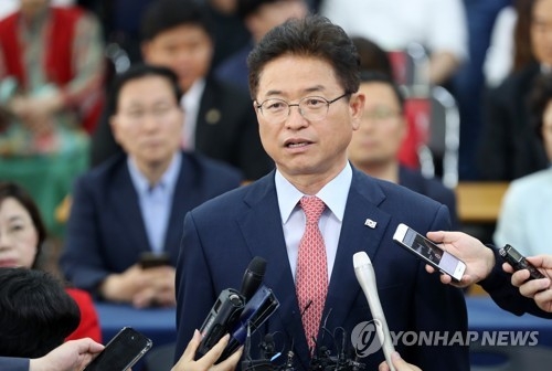 소감 밝히는 이철우(대구=연합뉴스) 김준범 기자 = 13일 오후 대구시 수성구 범어동 자유한국당 대구광역시당에서 이철우 경북지사 후보가 출구조사 결과를 확인한 뒤 소감을 밝히고 있다. 2018.6.13psykims@yna.co.kr