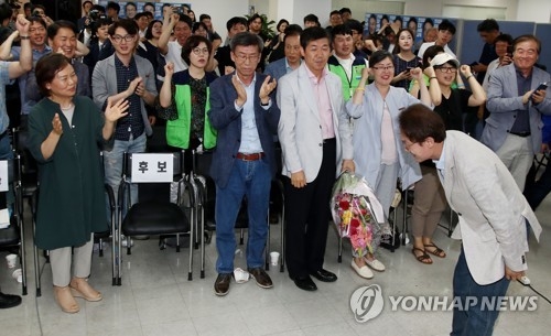 인사하는 조희연