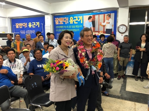 당선 축하받는 유근기 곡성군수