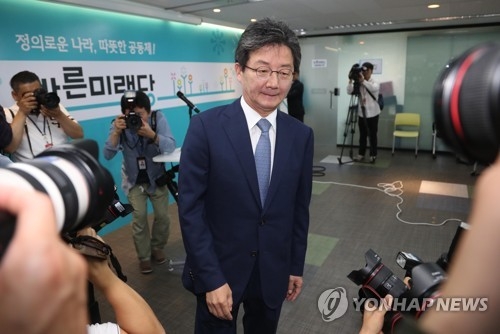 사퇴 밝힌 뒤 기자회견장 나서는 유승민(서울=연합뉴스) 김현태 기자 = 바른미래당 유승민 공동대표가 14일 서울 여의도 당사에서 6.13 지방선거 및 재보궐 선거 결과에 대한 책임을 지고 공동대표 사퇴를 밝힌 뒤 기자회견장을 나서고 있다. 2018.6.14