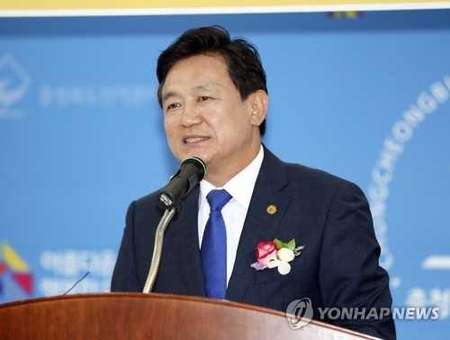 당선 소감 밝히는 김병우 교육감(청주=연합뉴스) 이승민 기자 = 재선에 성공한 김병우 교육감이 14일 충북도선거관리위원회에서 당선 소감을 밝히고 있다. 2018.6.14logos@yna.co.kr