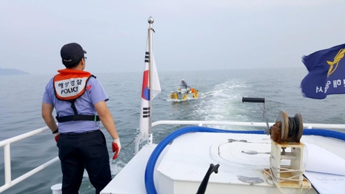 고장 난 모터보트 구조하는 해경