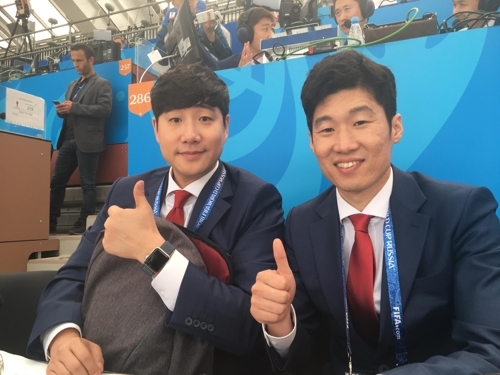 축구 해설가로 데뷔한 '영원한 캡틴' 박지성(오른쪽)과 배성재 캐스터