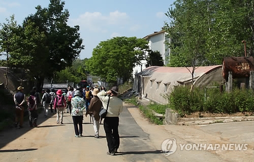 캠프 그리브스를 둘러보는 안보관광객