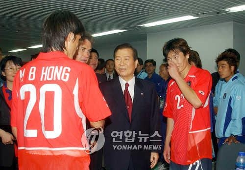 김대중 전 대통령이 한일 월드컵 폴란드전 승리 후 라커룸을 찾아 격려하는 장면
