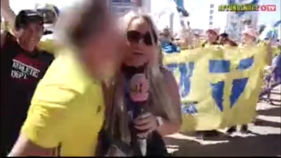 스웨덴 TV 리포터가 팬에게 기습 키스를 당하는 모습. [유튜브 화면 캡처]