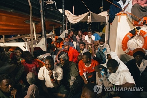 입항 허가를 받지 못해 지중해에서 정박 중인 독일 NGO의 난민구조선 '라이프라인'의 내부 모습 [EPA=연합뉴스] 
