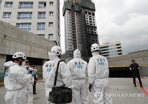 화재현장 합동감식(세종=연합뉴스) 이진욱 기자 = 40명의 사상자를 낸 세종시 주상복합아파트 신축공사장의 화재원인을 밝히기 위해 경찰과 소방당국, 국립과학수사연구원, 대전지방노동청으로 구성된 합동감식단이 28일 오전 세종시 새롬동 화재현장에서 발화원인을 찾고 있다. 2018.6.28