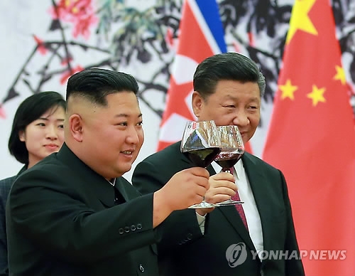 6월19일 방중한 김정은 북한 국무위원장과 시진핑 중국 국가주석이 건배하는 모습
