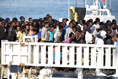 지난 6월 시칠리아 섬 카타니아항 입항을 기다리고 있는 난민들 [AFP=연합뉴스] 