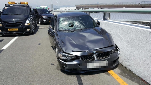 질주하다가 택시 쾅…파손된 BMW