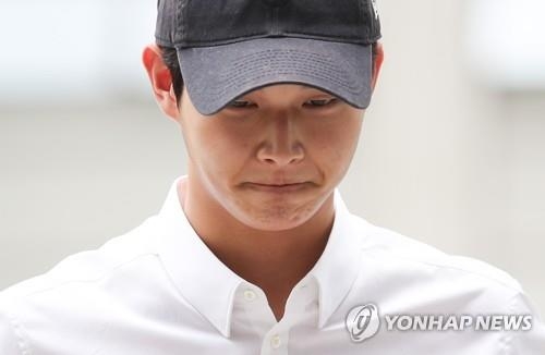 이서원, 동료 연예인 성추행 혐의 첫 공판 출석