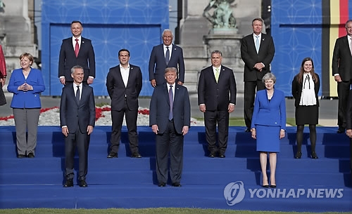 (브뤼셀 EPA=연합뉴스) 북대서양조약기구(NATO·나토) 정상회의가 11일(현지시간) 벨기에 브뤼셀에서 이틀 일정으로 개막, 참석자들이 단체 기념사진을 찍고 있다. 도널드 트럼프 미국 대통령(앞줄 가운데), 테리사 메이 영국 총리(앞줄 오른쪽), 옌스 스톨텐베르크 나토 사무총장(앞줄 왼쪽), 앙겔라 메르켈 독일 총리(가운데줄 왼쪽) 등의 모습이 보인다.