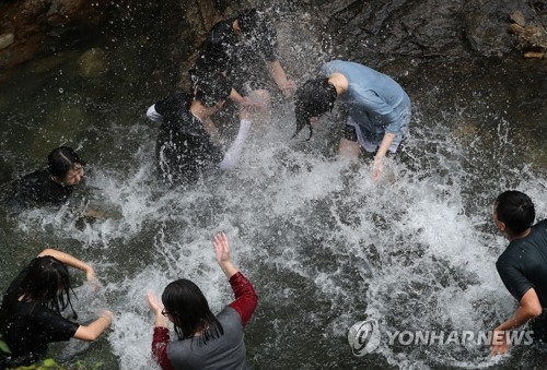 더위 피해 산으로, 계곡으로…충북 피서 인파 '북적' - 1