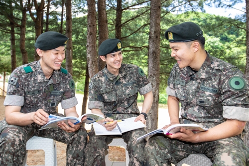 남고희 일병(사진 가운데)