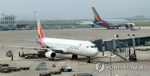 인천공항에서 출발 준비하는 아시아나항공 여객기