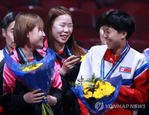 스웨덴 세계선수권에서 남북 단일팀 멤버로 참가해 동메달을 딴 김김지호(왼쪽)