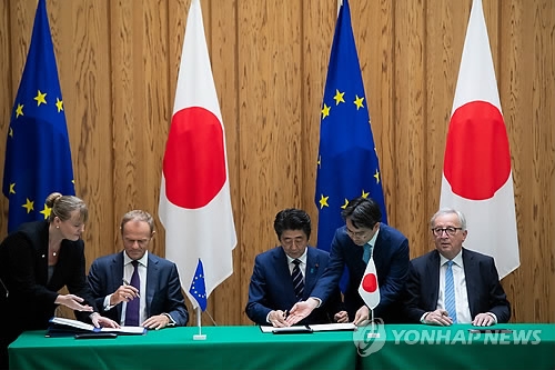 일본·EU, EPA 서명…공동성명서 "보호주의와 싸울 것"(도쿄 EPA=연합뉴스) 아베 신조 일본 총리(가운데)가 17일(현지시간) 도쿄 총리관저에서 도날트 투스크 유럽연합(EU) 정상회의 상임의장(왼쪽), 장클로드 융커 EU 집행위원장과 함께 일본과 EU간 경제연대협정(EPA)에 서명하고 있다. 자유무역협정(FTA)의 일종인 EPA가 발효되면 세계 국내총생산(GDP)의 30%, 무역총액의 40%를 차지하며 6억 명의 인구가 속한 세계 최대급 자유무역권이 탄생하게 된다. 양측은 이날 발표한 공동성명에서 세계무역기구(WTO)를 중심으로 하는 다자간 무역 체제의 중요한 역할을 강조하고 "보호주의와 싸울 것"이라고 밝혔다. lkm@yna.co.kr