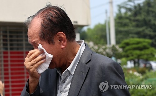 눈물 흘리는 유가족
