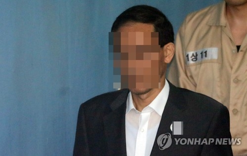 법정 향하는 도모 변호사(서울=연합뉴스) 한상균 기자 = 드루킹이 오사카 총영사로 추천한 경공모 핵심회원 '아보카' 도모(61) 변호사가 19일 오후 구속 전 피의자심문을 받기 위해 호송차에서 내려 서울중앙지법으로 향하고 있다. 2018.7.19xyz@yna.co.kr(끝)