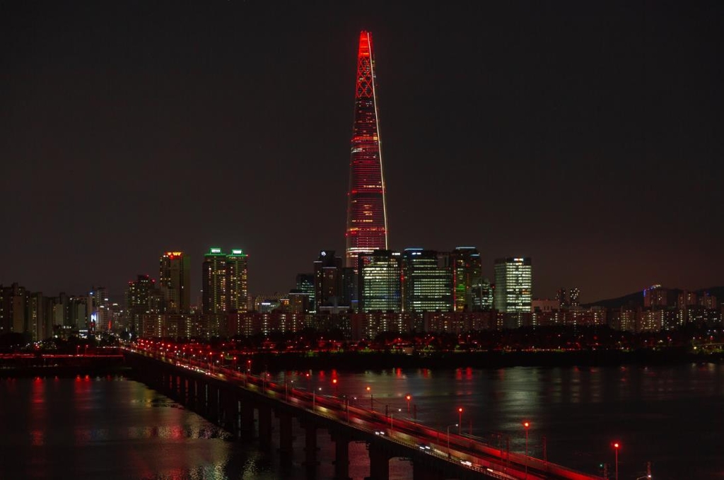 스페셜올림픽 50주년 기념 행사로 붉은빛이 점등된 서울 잠실 롯데월드타워