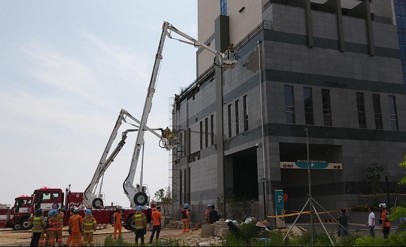 쓰레기더미 불이 인천 호텔 외벽에 옮겨붙어…150명 대피