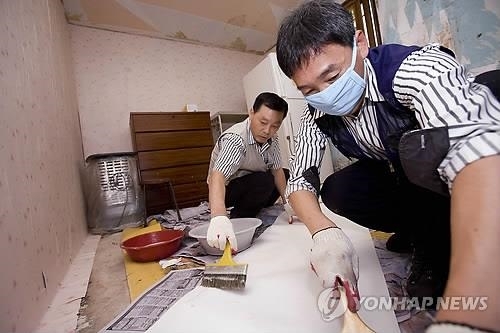 가정집에서 페인트칠하는 모습