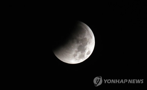 여름밤, 월식