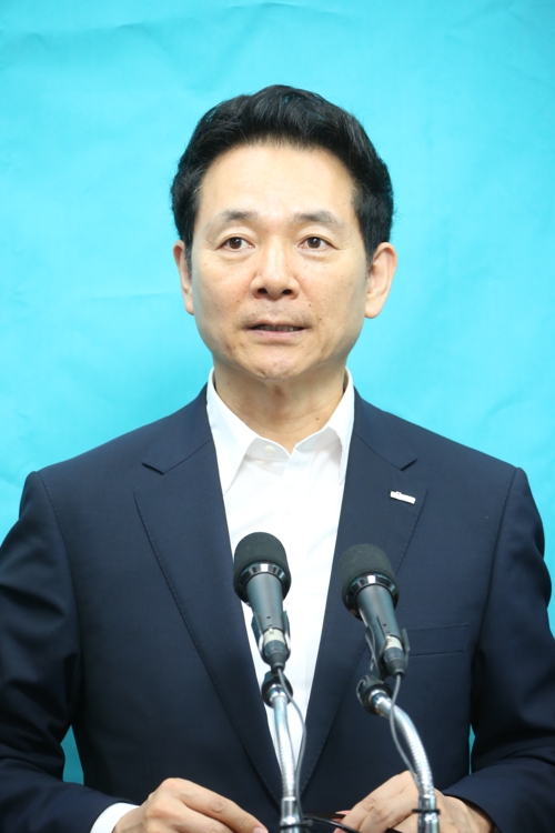 전북도의회서 기자회견 하는 장성민 전 의원