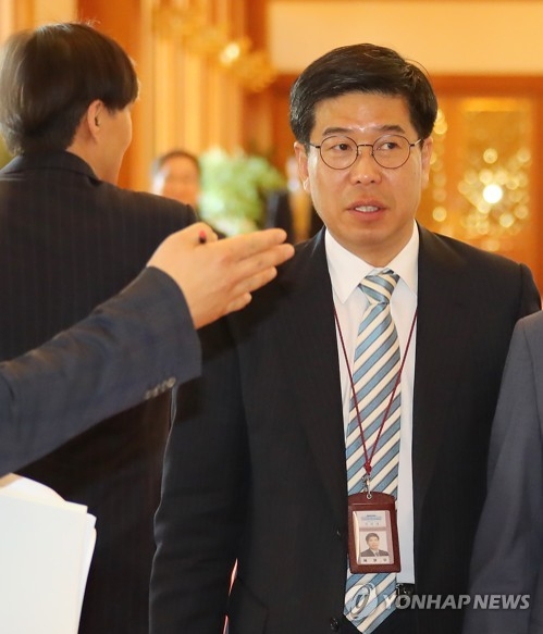 반부패 회의 입장하는 백원우
(서울=연합뉴스) 배재만 기자 = 백원우 청와대 민정비서관이 18일 오후 청와대에서 제2차 반부패정책협의회에 참석하기 위해 입장하고 있다. 2018.4.18
scoop@yna.co.kr
(끝)